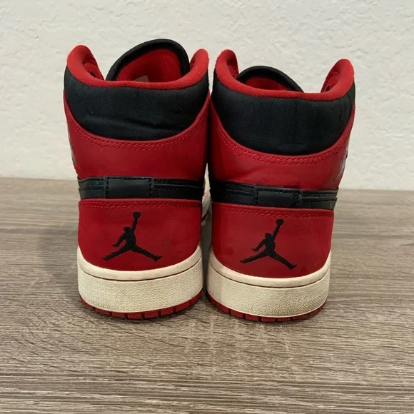 Nike Air Jordan 1 Mid Bred (2013) - Picture 4 of 5